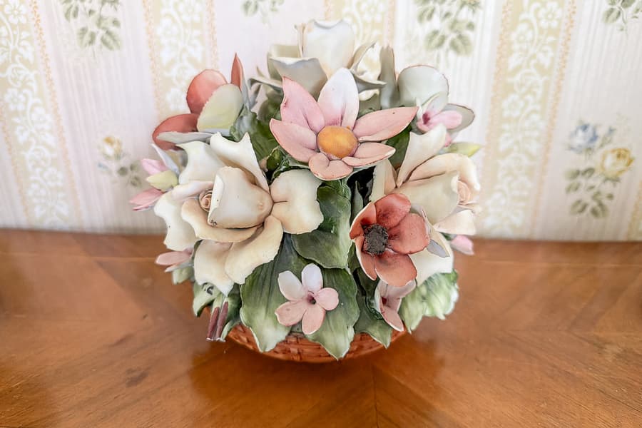 Porzellan Dekoobjekt \The Spring Flowers of Capodimonte Palace\, signiert